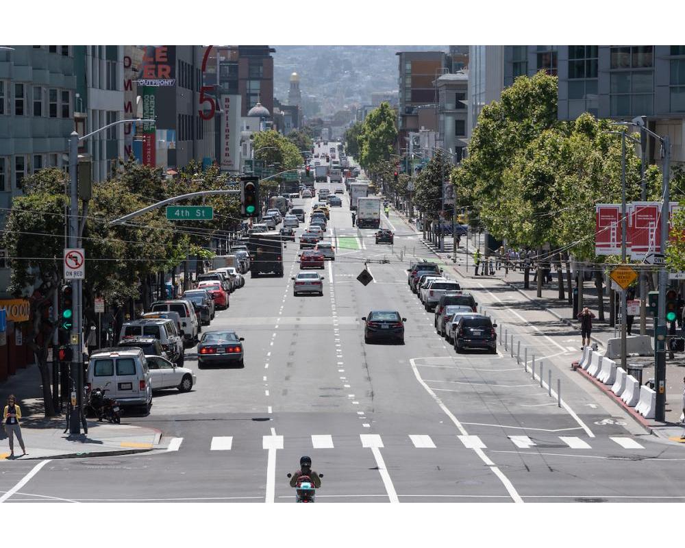 A view of Howard Street at 4th Street w/ vehicles heading westward